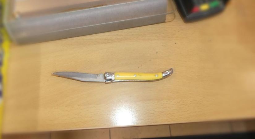 Rács mögött a férfi, aki hétfőn késsel követelte egy zalai dohánybolt bevételét