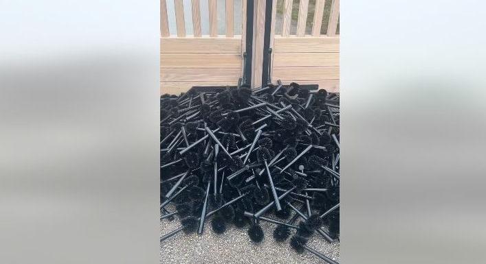 Több száz fekete WC-kefét borítottak Lázár János batidai kastélya elé – videó