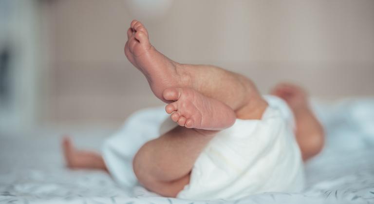 A gyámügy visszavett egy brit pár által örökbefogadott kisbabát a származásuk miatt