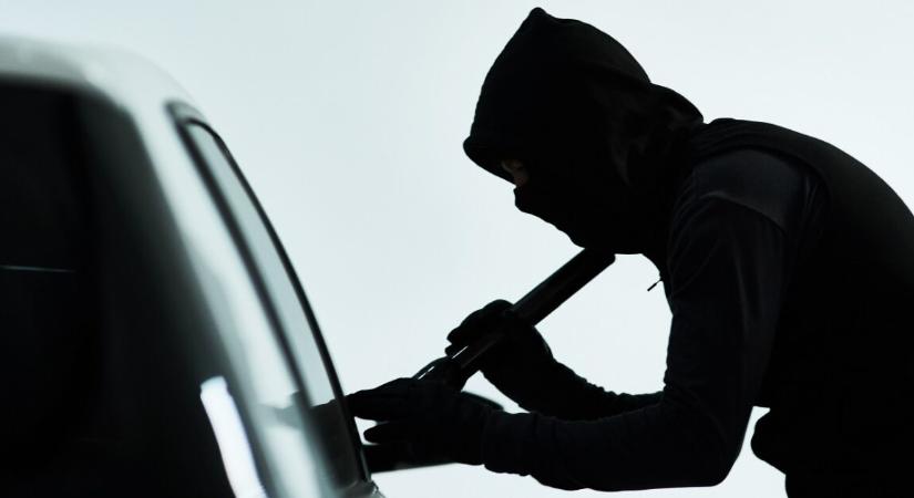 Combon lőttek egy férfit az autótolvajok – hajtóvadászat indult ellenük