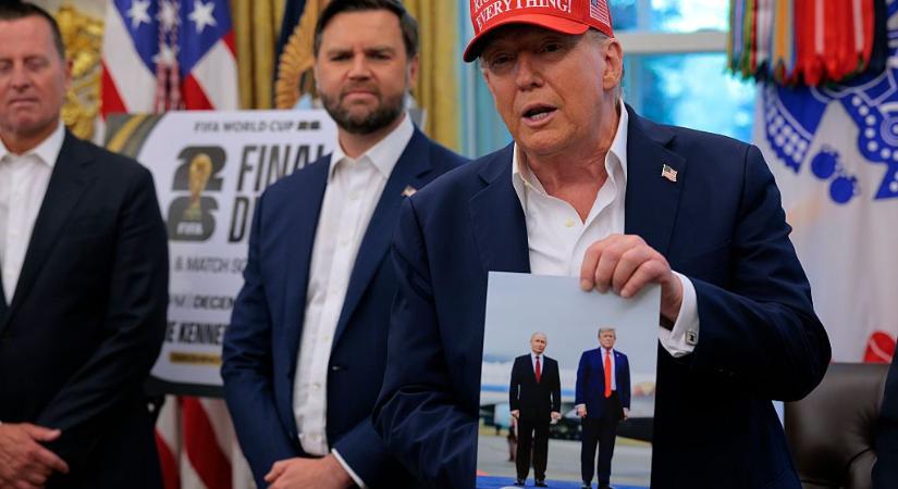Trump Putyinnal közös képet függesztett ki a Fehér Házban