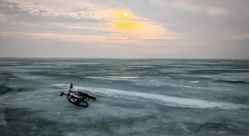 Bringával kelt át a jeges Balatonon, nem mindennapi látványt osztott meg (fotók  videó)