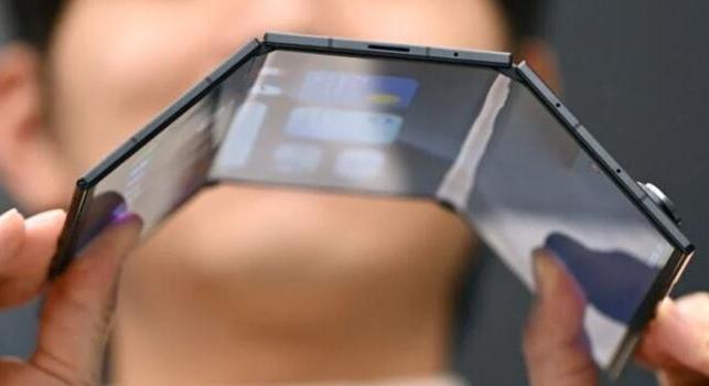 Kicsit drága lett a Samsung háromba hajtható telefonja... kicsit