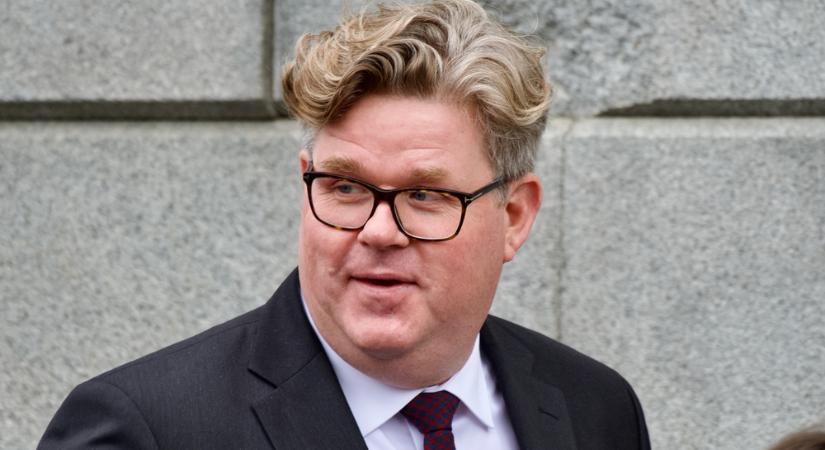 Svédország pálfordulása, a magyarországi kritika elnémul