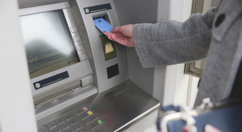 Nő a keret, de további feltételekhez kötötték az ingyenes pénzfelvételt