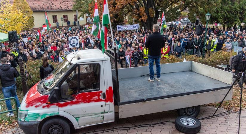 A Tisza Párt hangosbemondón játssza majd Lázár János cigányozását a falvakban