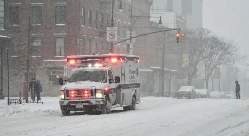 Szánkózás közben a hó nyelte el a fiút