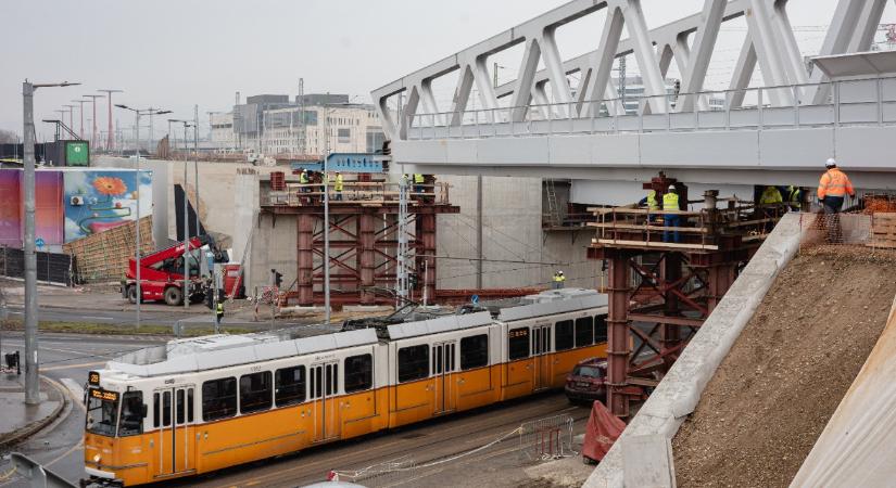 Zajlik az újabb „hídtolás” Budapesten – képek