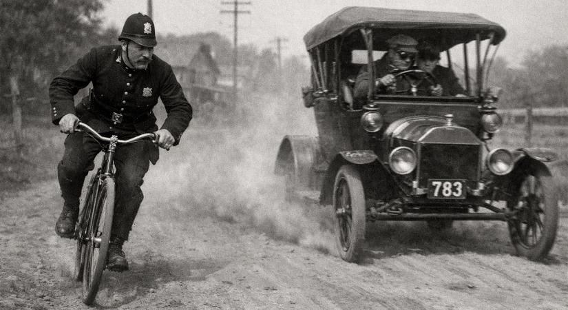 Ilyen sebességgel “száguldott” a világ első gyorshajtója