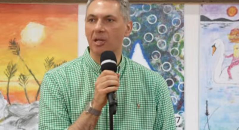 Magyar Péter hangosbemondókon játssza le Lázár cigányozós mondatait országszerte