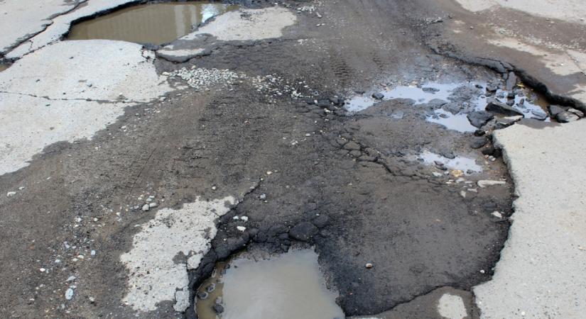 Tele az ország kátyúval – ki fizeti a javítást?