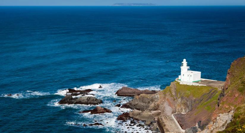 Az elfeledett titkos kalózsziget, ahol nincsenek autók, a kocsmában pedig tilos a mobiltelefon