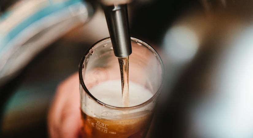 440 forint egy korsó a sörök királyából, nem csoda, hogy ide jár mindenki