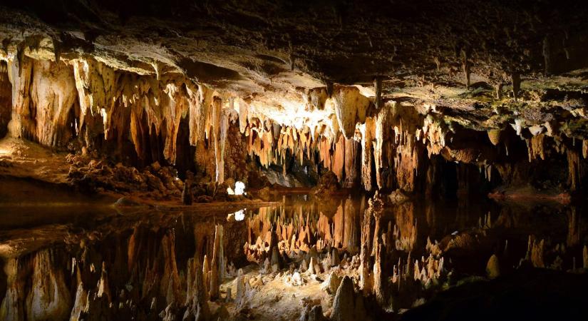 Meleg levegő áradt a hó alól, óriási föld alatti világra bukkantak