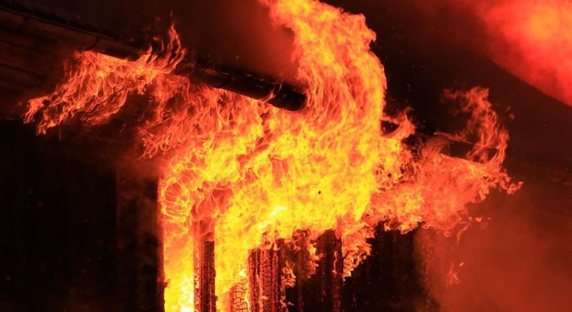 Brutális gyilkossági kísérlet Várpalotán: rágyújtotta a házat haragosaira az ittas férfi