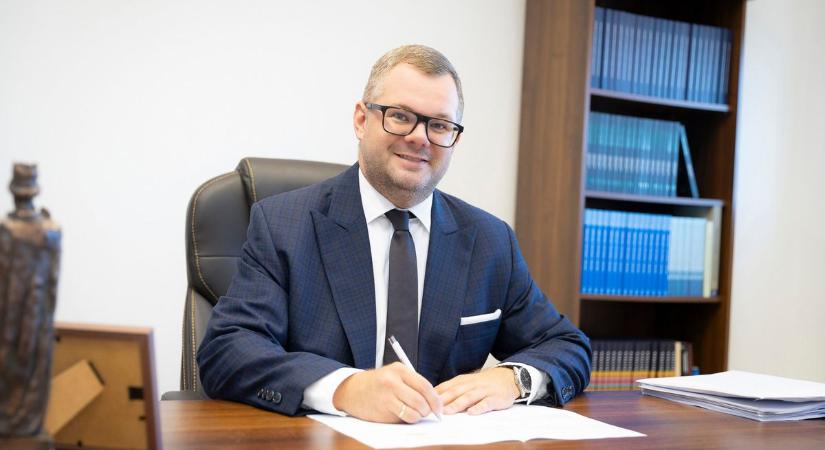 Fekete Dávid miniszteri biztos bemutatta az új győri mentőautót - videó