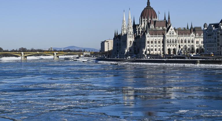 Tapintással tájékozódnak, miközben a felszerelésük bármikor lefagyhat – így dolgoznak a búvármentők a jeges Dunában