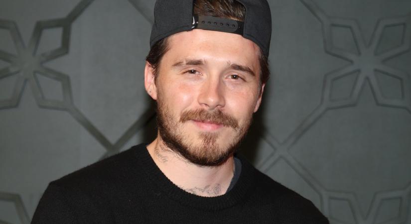Brooklyn Beckham látványosan hergeli szüleit: a világ legdrágább borát issza, míg családját a párizsi divathéten fotózzák