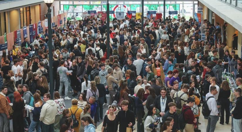 Pályaválasztás másképp: rendőr, fizikus és banki szakember egy asztalnál