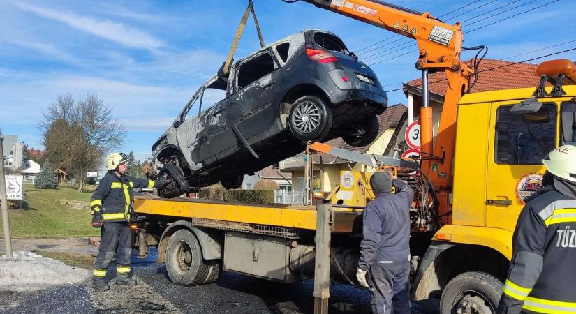 Fotók érkeztek az alsópáhoki tűzesetről – Ennyire kiégett az autó (galéria)