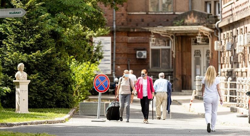 Elfogytak az orvosok és az ápolók, szétszórták a belgyógyászaton fekvőket más osztályokra