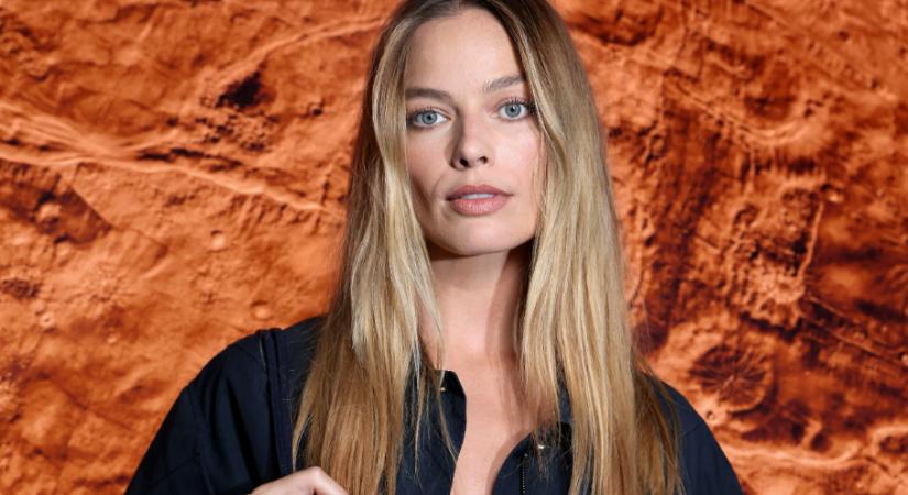 Margot Robbie titkos fegyvere – mutatjuk az alapozót, ami sosem hiányozhat a neszesszeréből