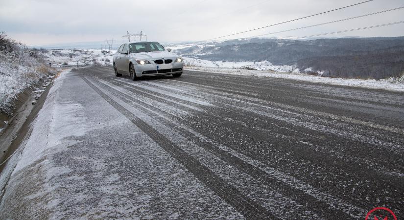 Riasztás: Sűrű köd, ónos szitálás és jeges utak Hargita megyében is