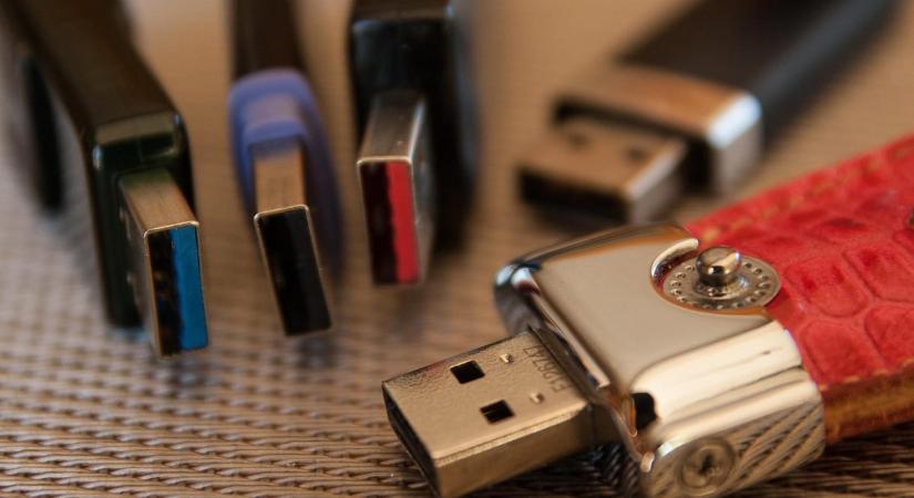 Mit jelent, ha egy USB-port piros?