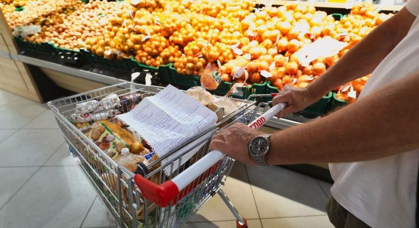 Penészes gyümölcsöket árultak egy pécsi boltban