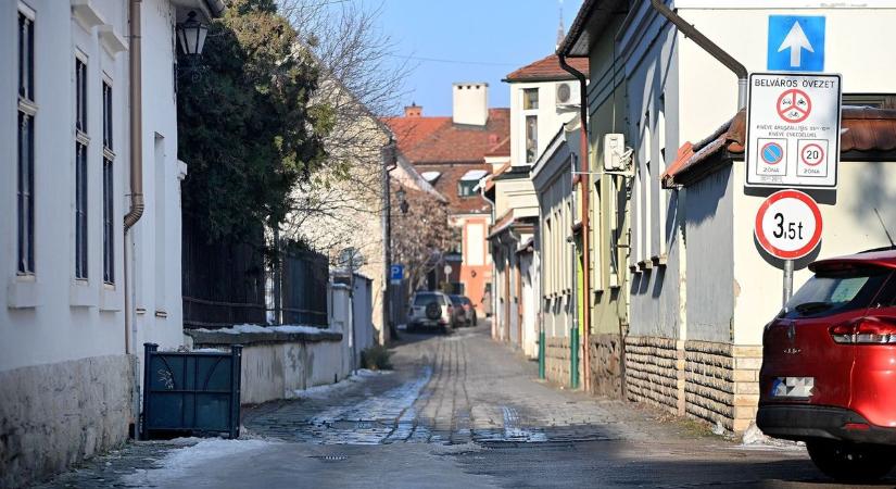 Nincs tovább - sorompó korlátozza majd a behajtást az egri utcában
