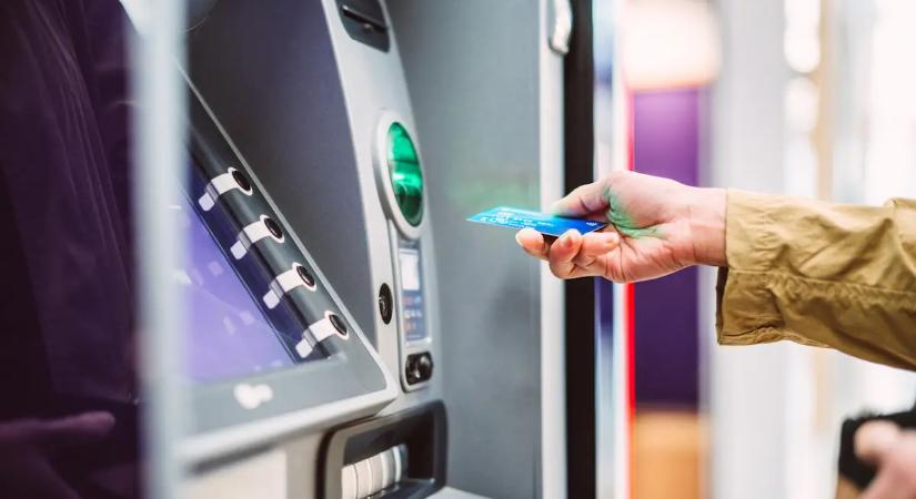 Egy biztonsági őr tanácsa: Ezért ne rakj soha semmit a bankautomata tetejére