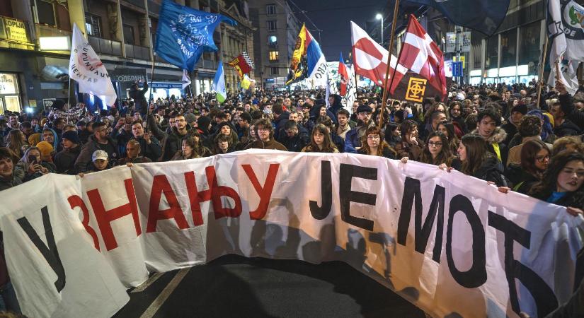 Tudás kontra hatalom: ismét tízezrek tüntettek a Vučić-rezsim ellen Belgrádban