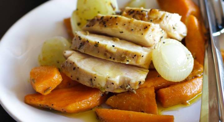 Sütőben sült csirkemell édesburgonya- és hagymaágyon: szerethető egytepsis vacsora