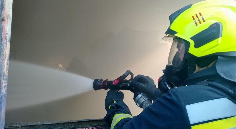 Lángokban a családi ház, szabadnapos tűzoltó mentette ki a tulajdonost az tűzből