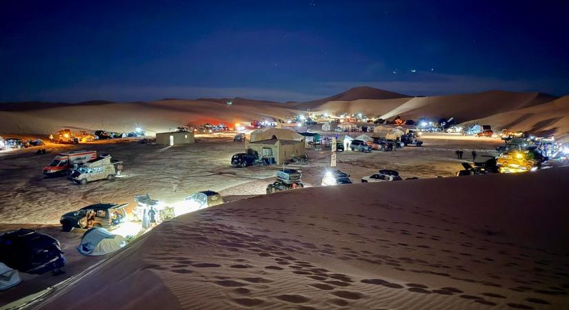 Tábor a dűnék közt: kalandos út vezetett a sivatagig, hentesüzletben szerelték a motort