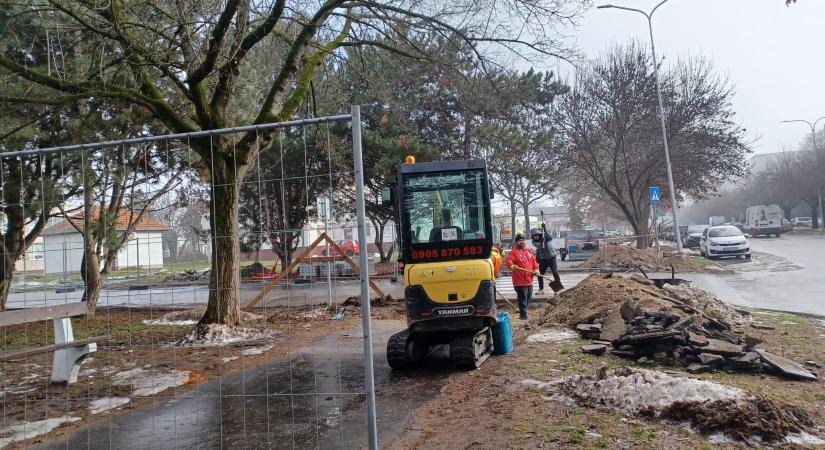 Pozitív irányba változik Komáromban az Eötvös utca összképe – felújulnak a járdák, épül a kerékpársáv