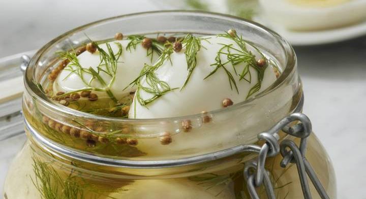 Pikáns és látványos ecetes tojás: az igazi brit sörkorcsolya