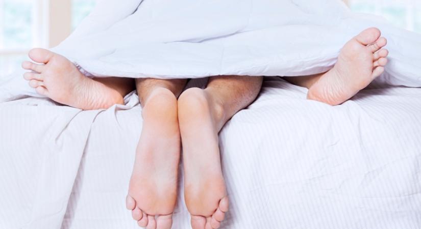 A férj éppen a szeretőjével heverészett a franciaágyban, amikor hirtelen meglátta, hogy minden mozdulatukat rögzíti egy kamera