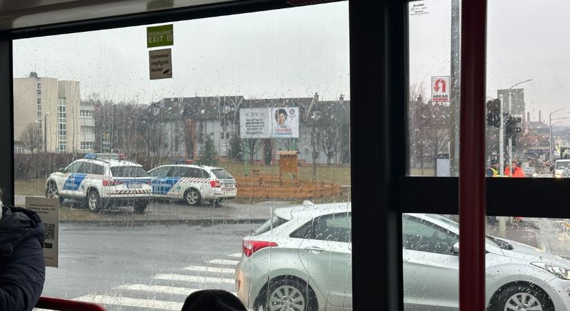Rendőr irányítja a forgalmat a 48-as térnél