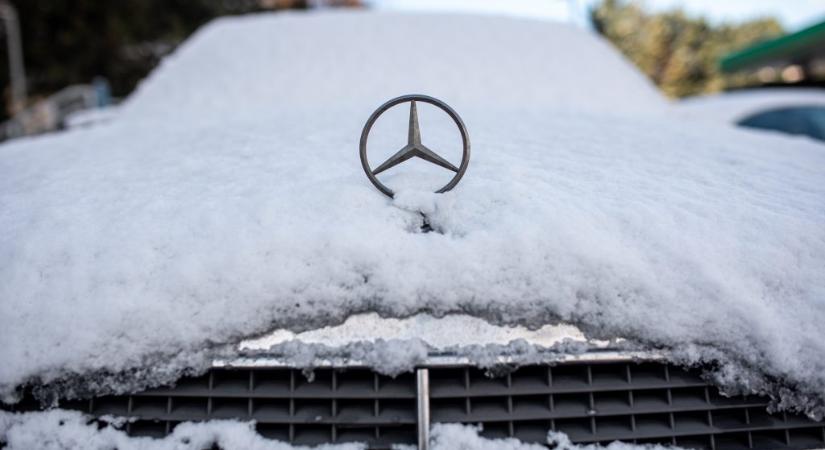 Ezer liter kétes eredetű pezsgőre és 19 rendszám nélküli autóra bukkant egy nyírségi faluban a NAV