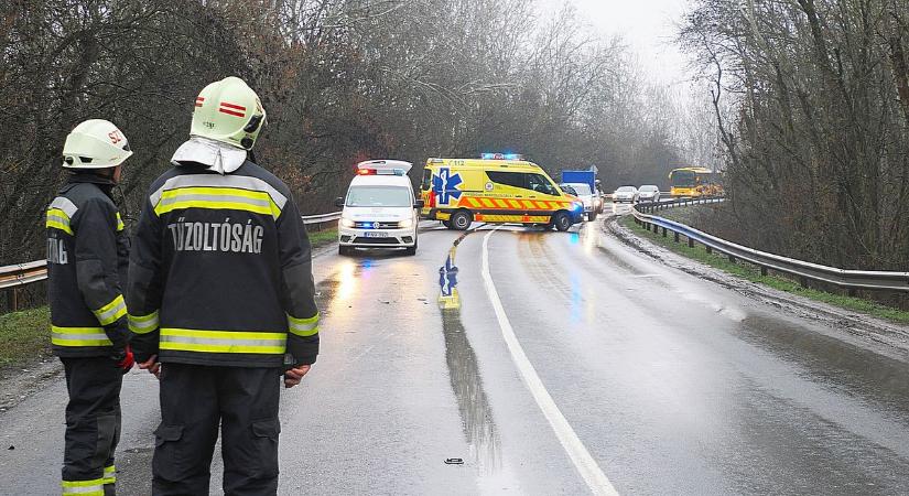 Négy autó ütközött össze Szentesnél, teljes útlezárás mellett helyszínelnek – galériával