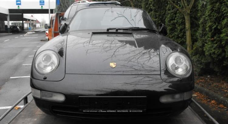 Porsche, Mercedes, Audi – senki sem tudja, hogyan került 19 luxusautó a nyírségi falusi ház udvarára