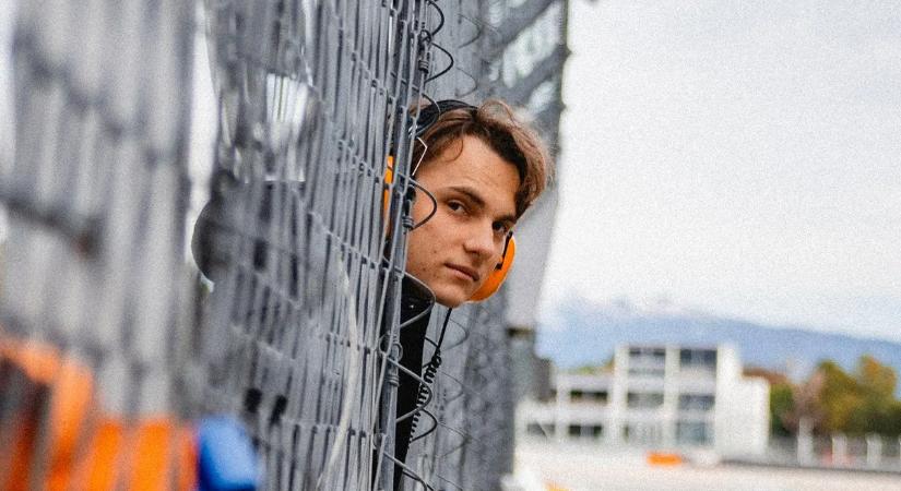 A Mercedes mindenki előtt; a Red Bull alkatrészekre vár; az Aston Martin egyelőre sehol – képek