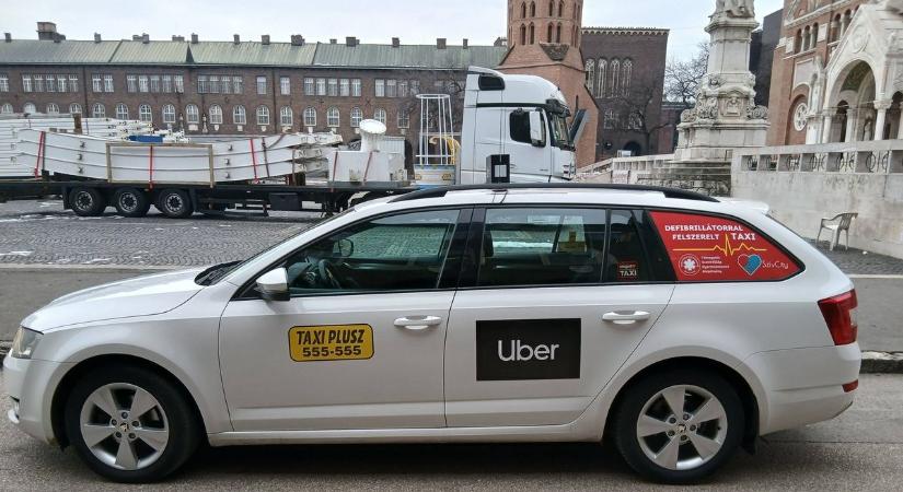 Nem csak utasokat szállít: Szegeden már közlekedik az ország első defibrillátoros taxija