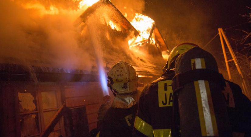 Egy lakóépület ég Maroslelén, a tűzoltóknak egy embert is ki kellett menteniük