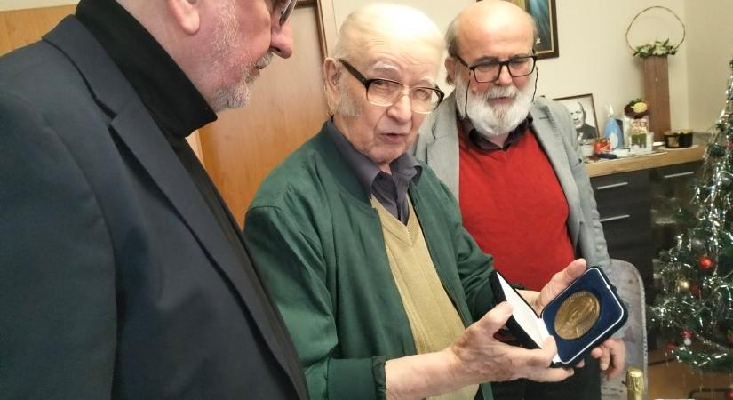 A Szlovákiai Magyar Írók Társaságának képviselői felköszöntötték Tőzsér Árpádot