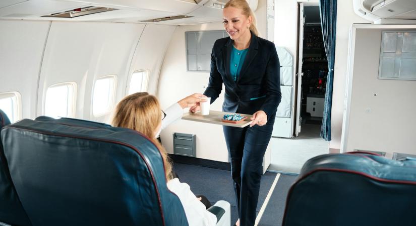 „Ami a földön 3-4 ital, az a levegőben két korty.” – Ezért üt be jobban az a pohárka alkohol a repülőn