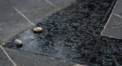 Cseppet sem szokványos holokauszt-emlékhelyet alakítottak ki a Liszt Ferenc téren