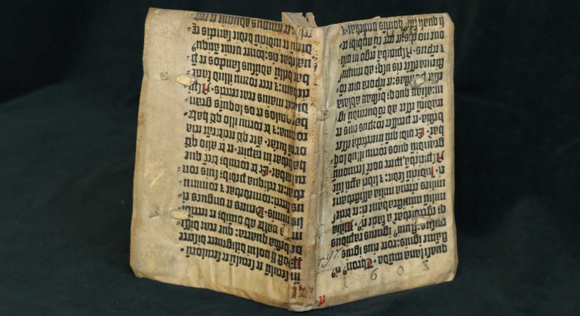 Pergamenbe rejtett szenzáció: Gutenberg egyik legritkább Bibliájának töredéke bukkant fel az OSZK-ban