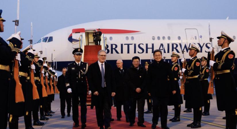 A brit miniszterelnök történelmi látogatása Pekingben – a csónakmotorokban már megegyeztek